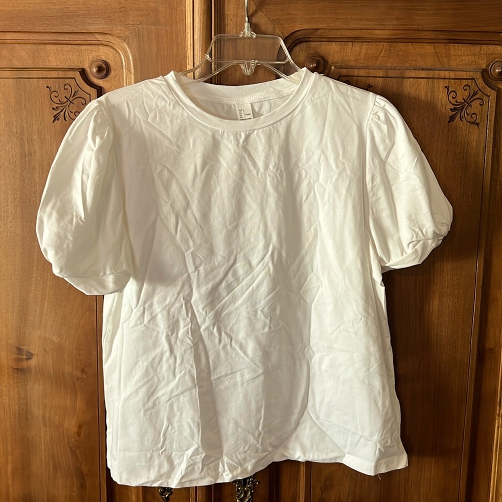 Women’s white casual top. Cute sleeve runch